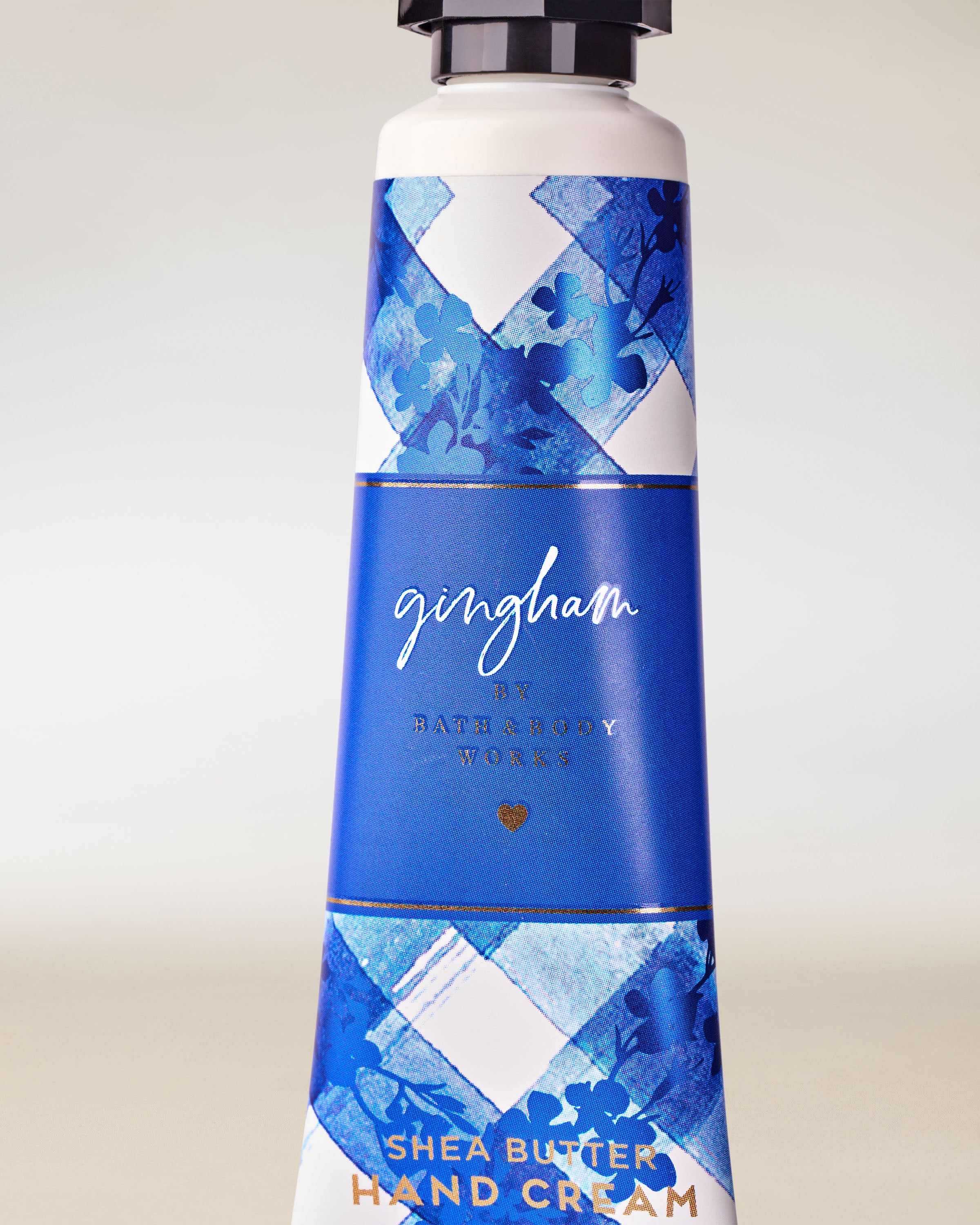 Cremă de mâini Bath & Body Works Gingham în tub albastru de 29 ml, cu model clasic.