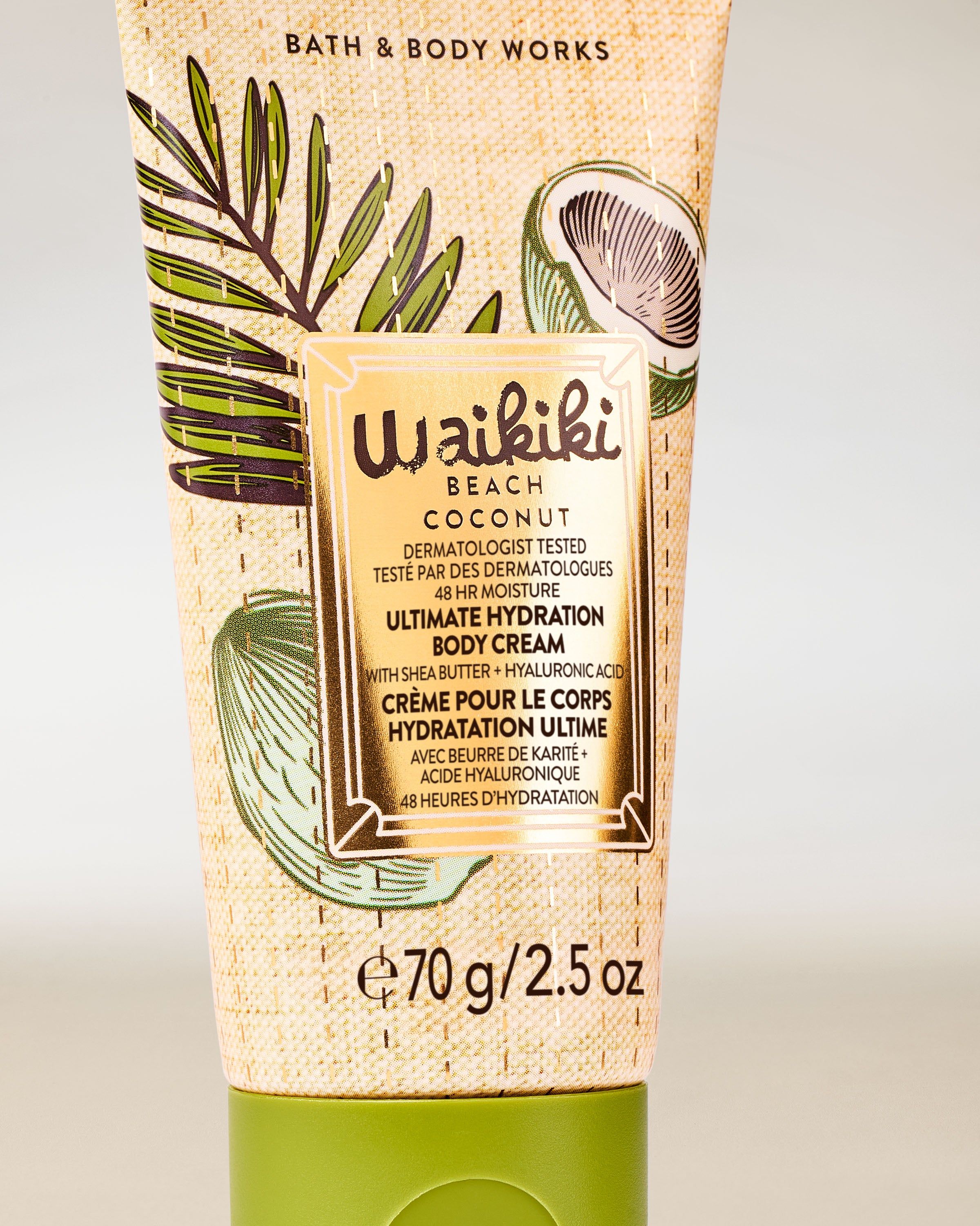 Cremă mini pentru corp Waikiki Beach Coconut în tub deschis, cu motiv tropical de cocos și capac verde.