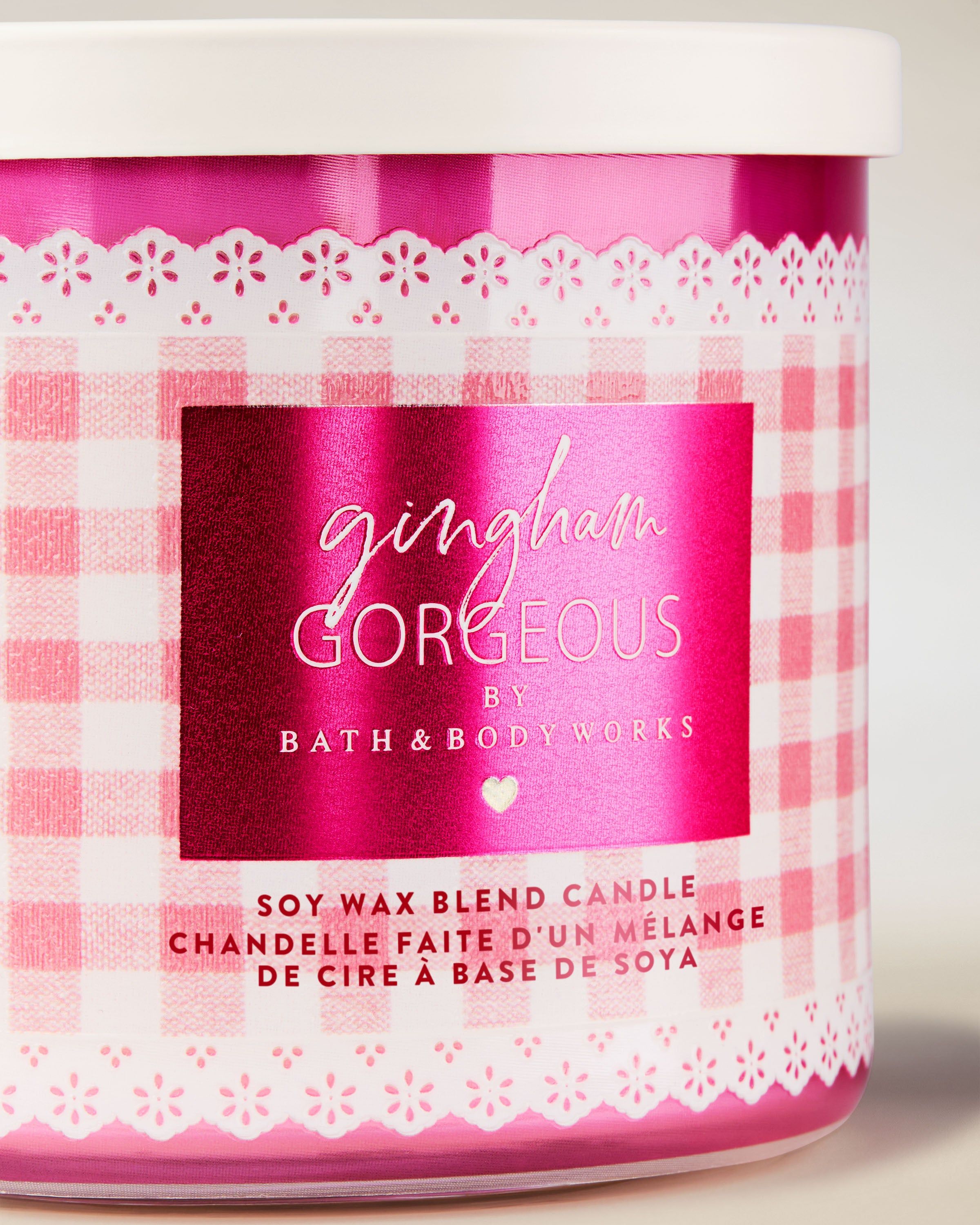 Lumânare parfumată cu 3 fitiluri Bath & Body Works Gingham Gorgeous, în recipient din sticlă cu model gingham roz.