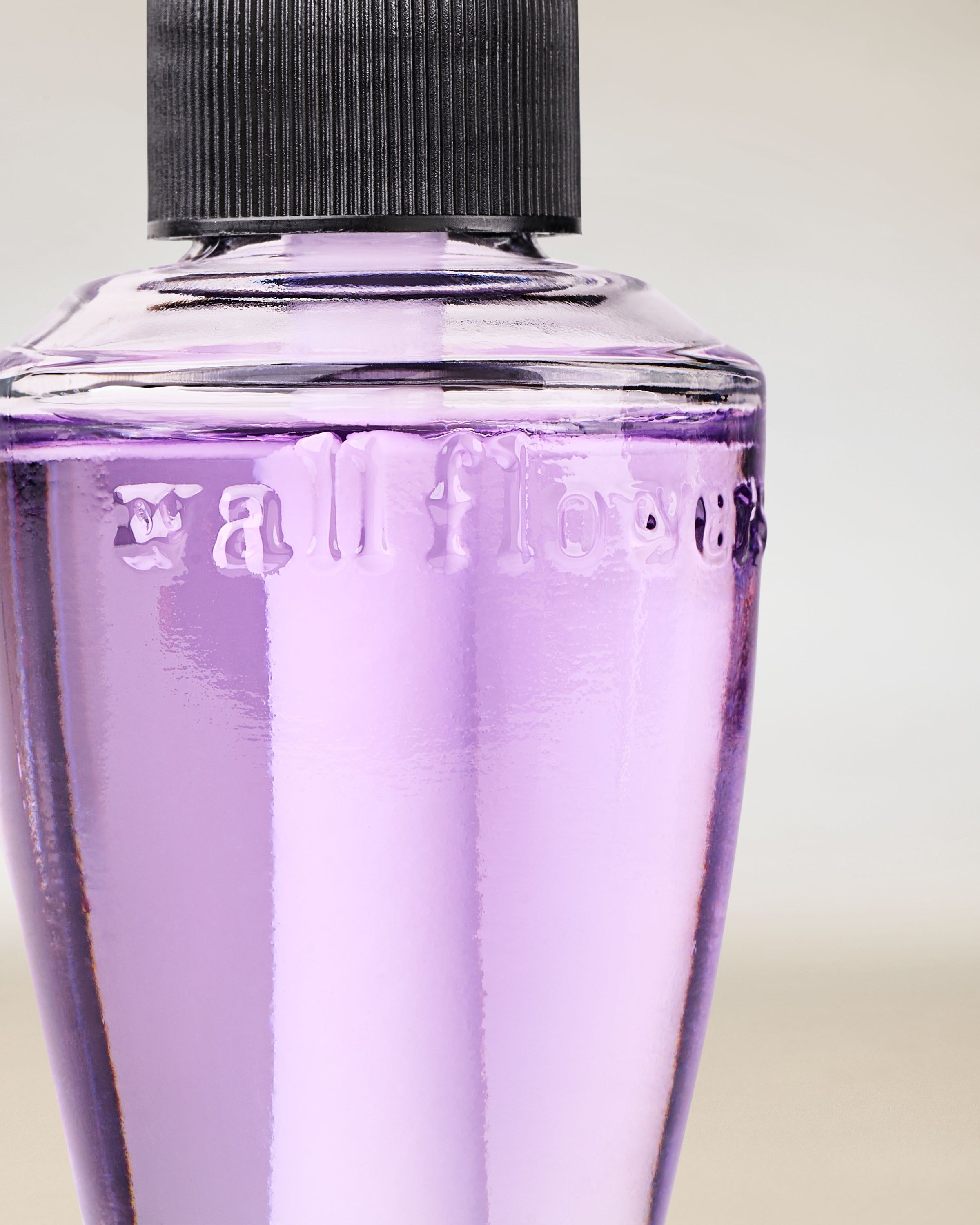 Bath & Body Works Wallflowers – rezervă violet cu logo embosat, surprinsă într-un cadru minimalist
