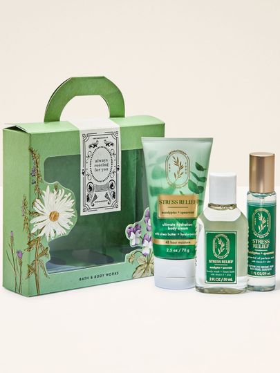 Set cadou Bath & Body Works Aromatherapy Stress Relief cu produse Eucalyptus + Spearmint, în ambalaj verde.