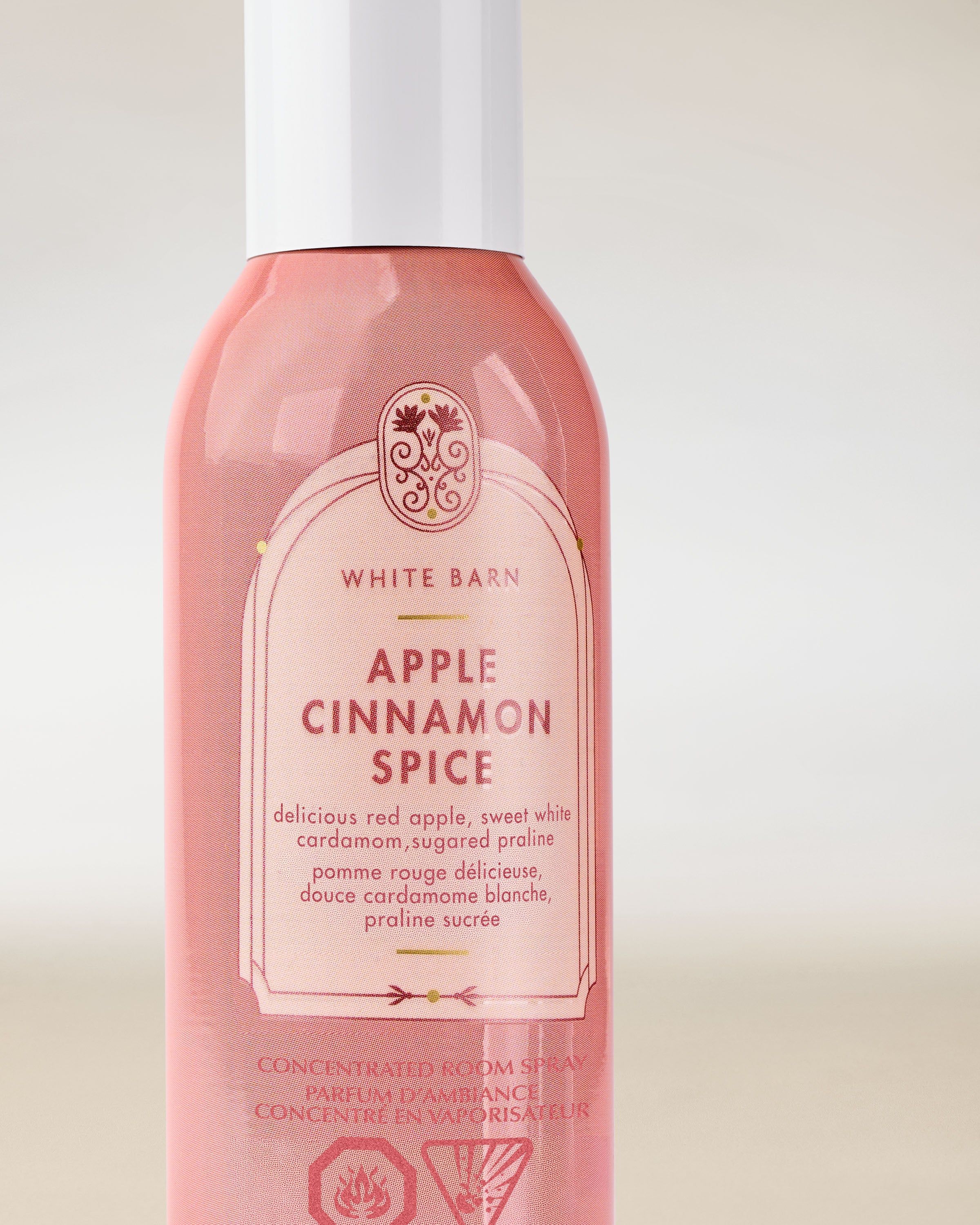 White Barn Apple Cinnamon Spice – spray de cameră roz cu aromă de măr și scorțișoară.