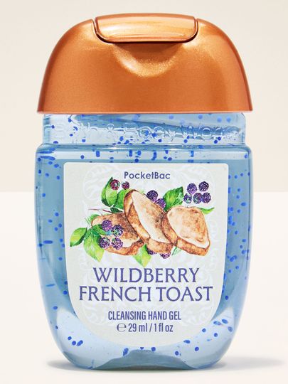 Bath & Body Works Wildberry French Toast PocketBac – gel dezinfectant pentru mâini într-un flacon albastru cu motiv de toast și fructe.
