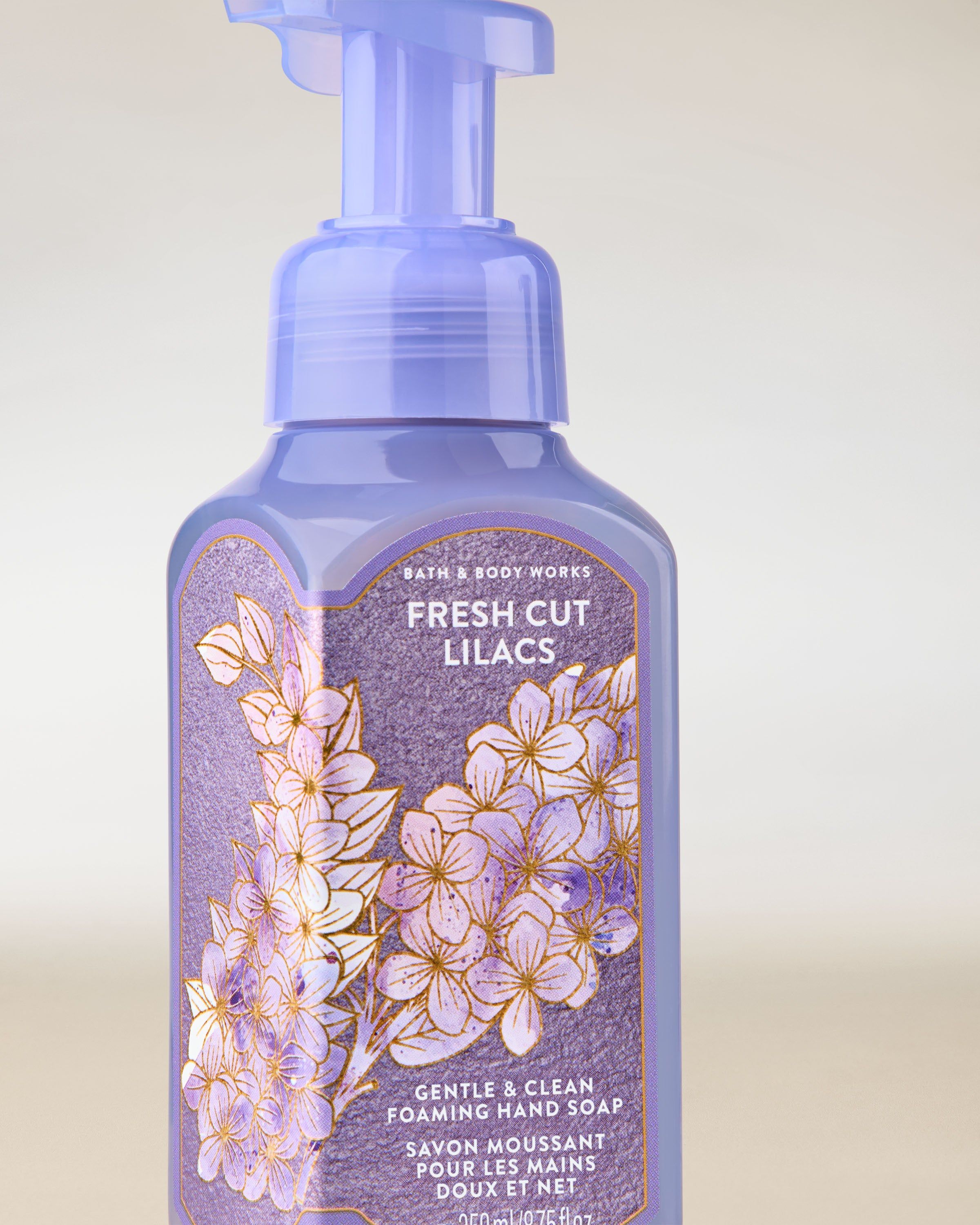 Spumă pentru mâini Bath & Body Works „Fresh Cut Lilacs” — sticlă mov cu liliac și accente aurii.