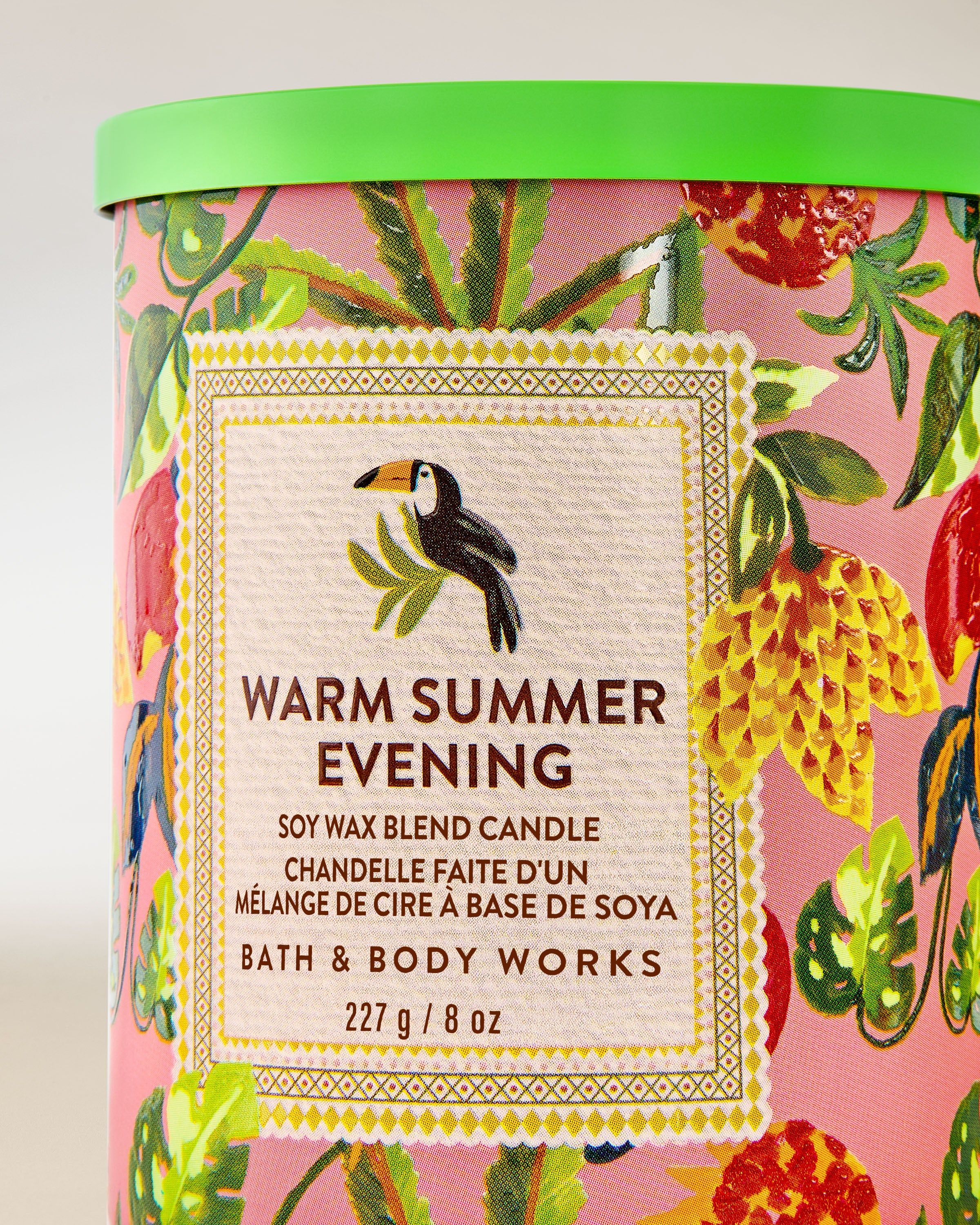 Lumânarea Warm Summer Evening cu un singur fitil și etichetă tropicală roz cu fructe și tucan – accent estival.