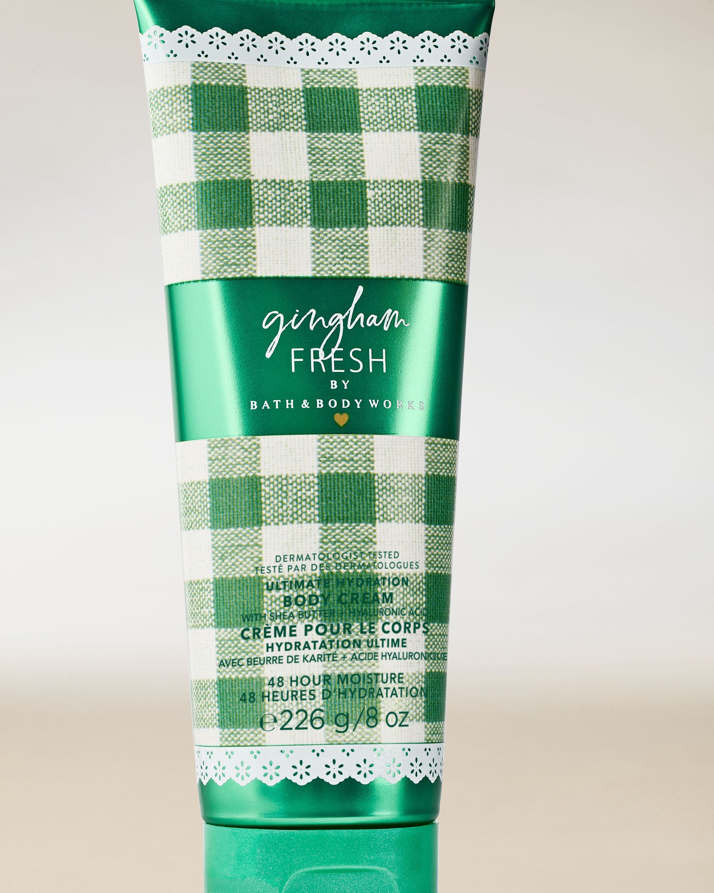 Cremă de corp Bath & Body Works Gingham Fresh 226 g, în tub verde cu model gingham.