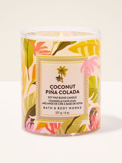 Lumânare parfumată Coconut Piña Colada de la Bath & Body Works, borcan din sticlă cu etichetă tropicală colorată.