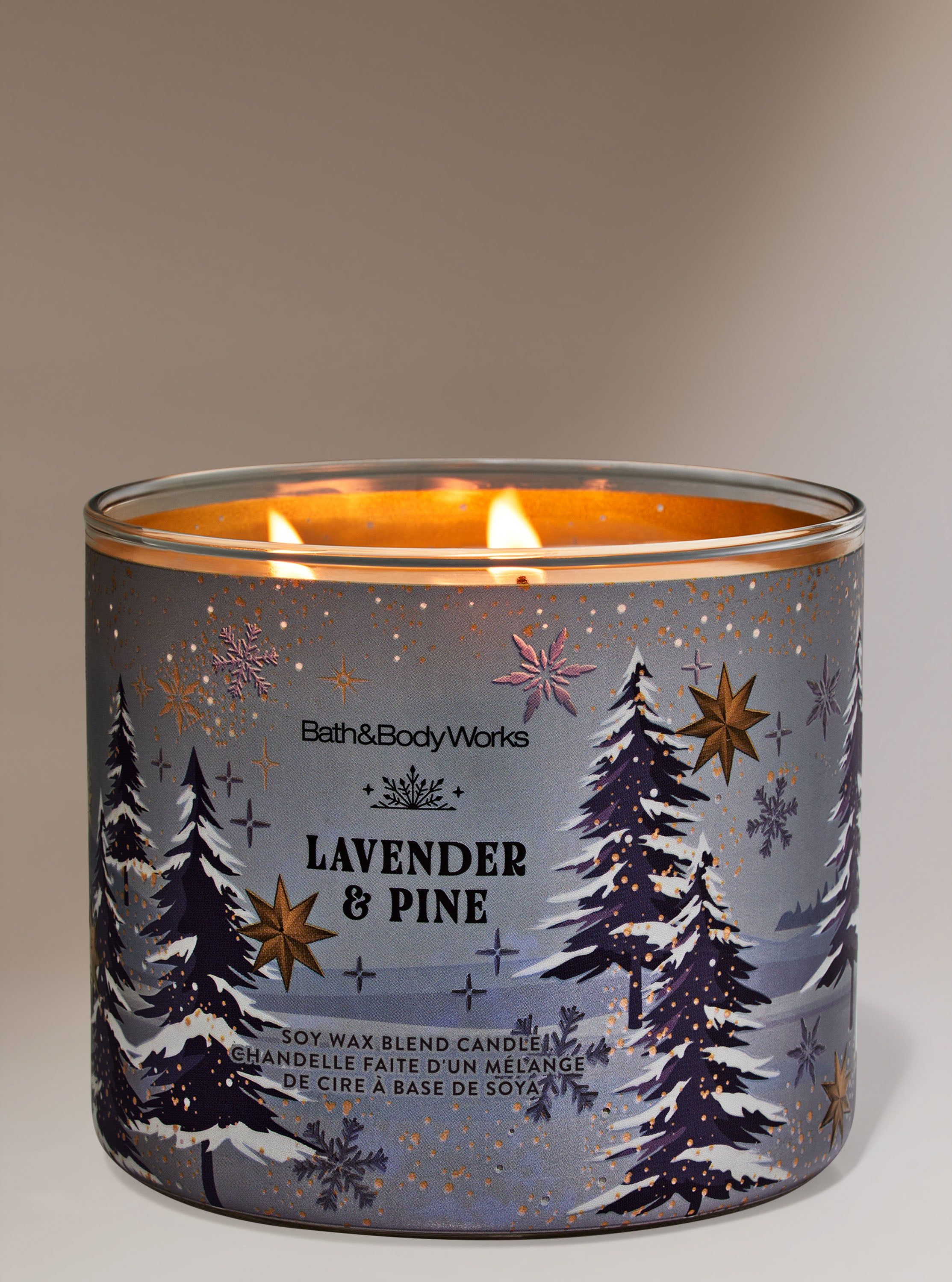 Lumânare parfumată Lavender & Pine Bath & Body Works cu motiv de iarnă și brazi acoperiți de zăpadă