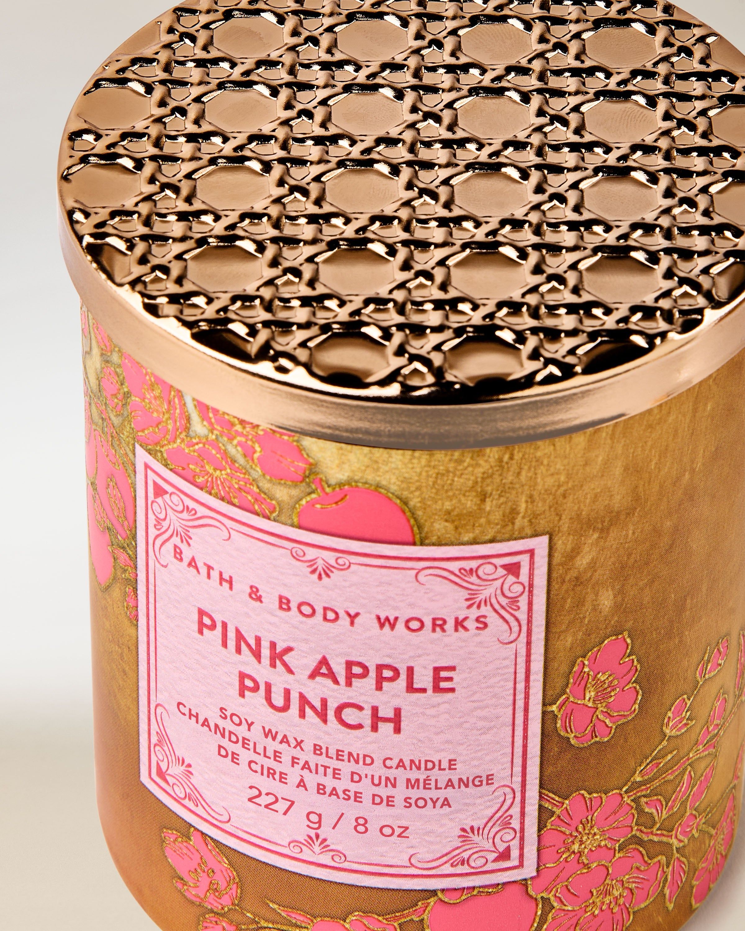 Bath & Body Works Pink Apple Punch – lumânare 227 g în ambalaj auriu cu accente roz și capac metalic decupat.