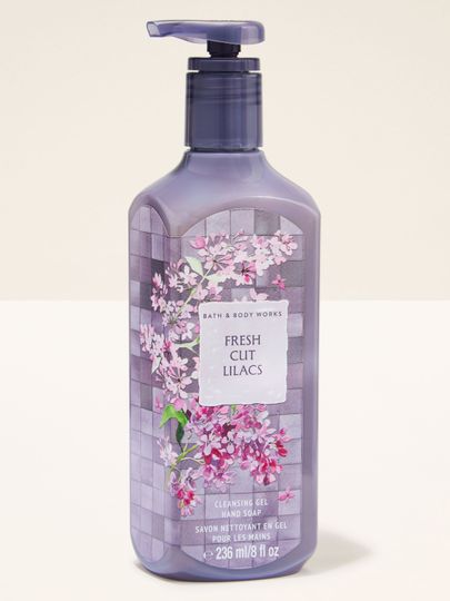 Gel pentru mâini Bath & Body Works Fresh Cut Lilacs 236 ml, în flacon violet cu motiv floral.