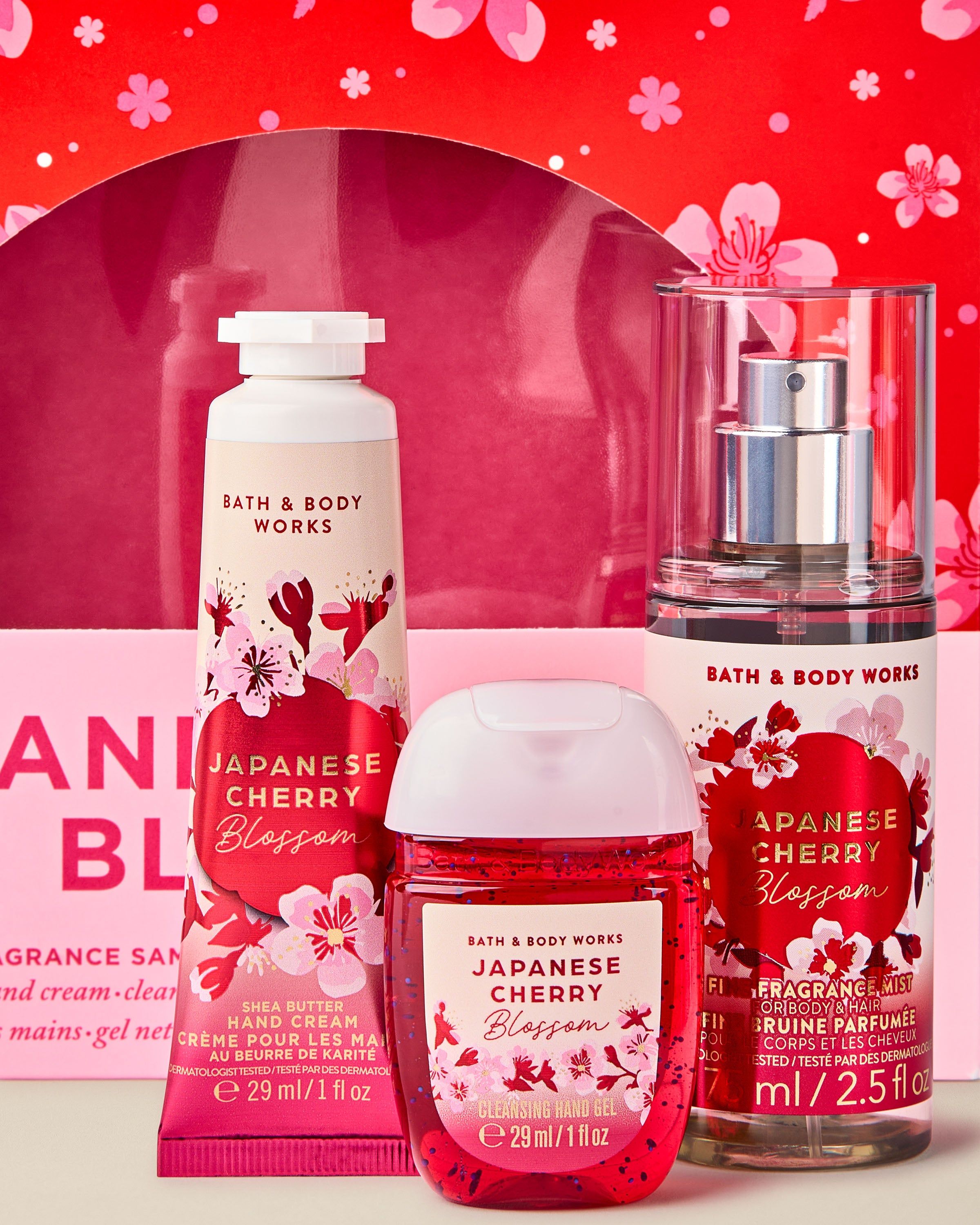 Set mini Japanese Cherry Blossom de la Bath & Body Works – cremă, gel antibacterian și spray în roșu floral.