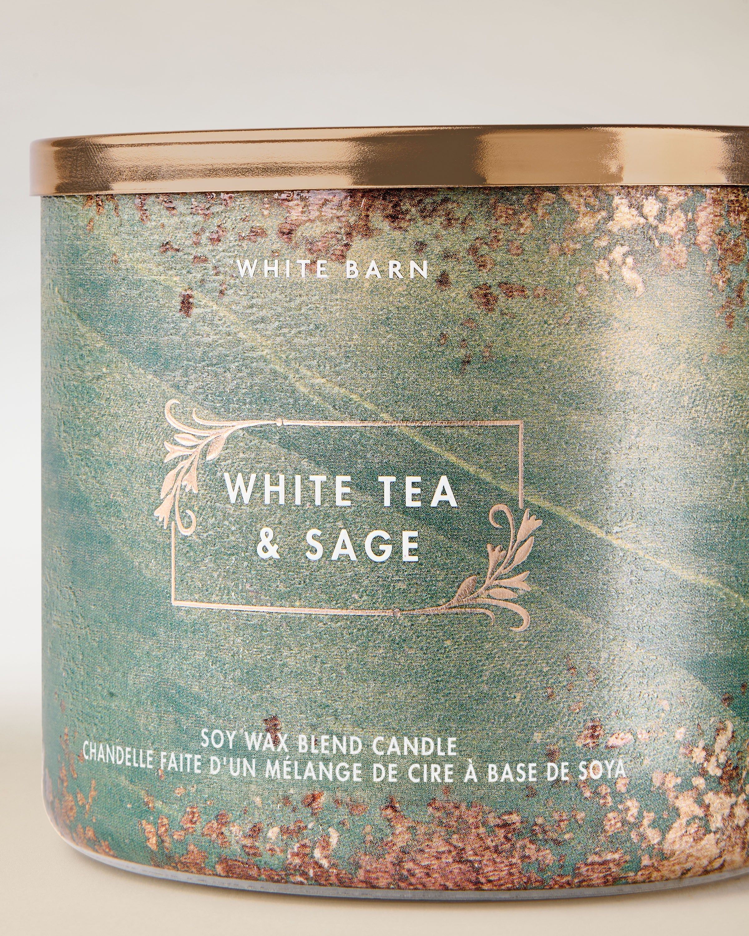 Lumânare White Barn White Tea & Sage – sticlă verde texturată și aromă proaspătă, herbal‑ceai.