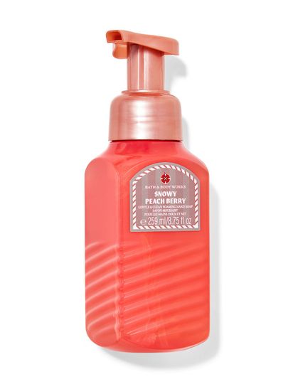 Pěnové mýdlo na ruce Snowy Peach Berry v oranžovo-růžové lahvi se štítkem s větvičkou a sněhovou vločkou. Bath&Body Works.
