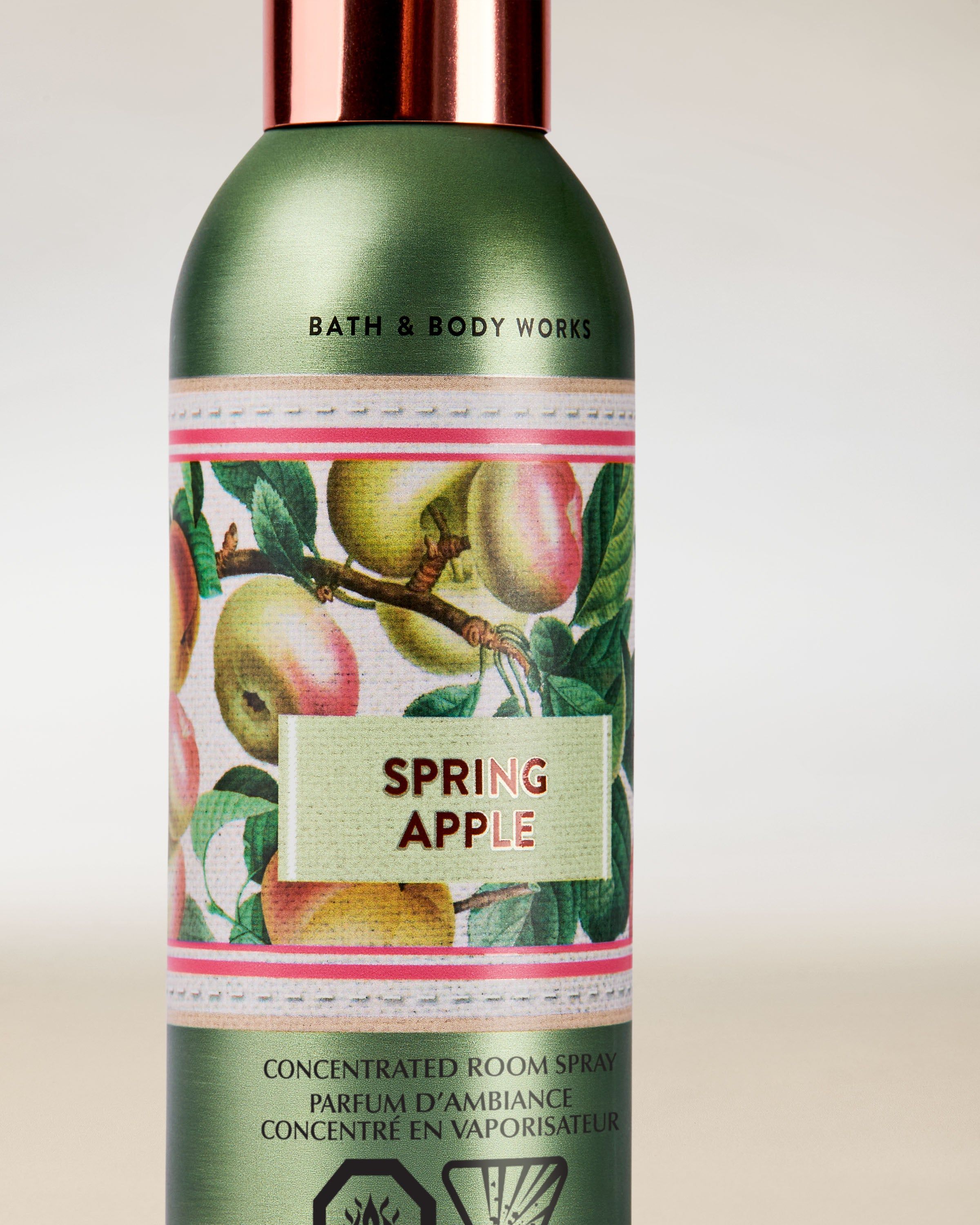 Bath & Body Works Spring Apple – spray concentrat pentru cameră într-un flacon verde cu motiv de mere.