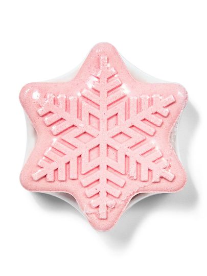 Růžová, třpytivá koupelová koule ve tvaru sněhové vločky s reliéfním vzorem. Bath & Body Works.