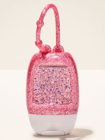 Suportul strălucitor PocketBac, într-o nuanță intensă de roz, realizat din material flexibil pentru atașarea ușoară a gelului antibacterian mini.