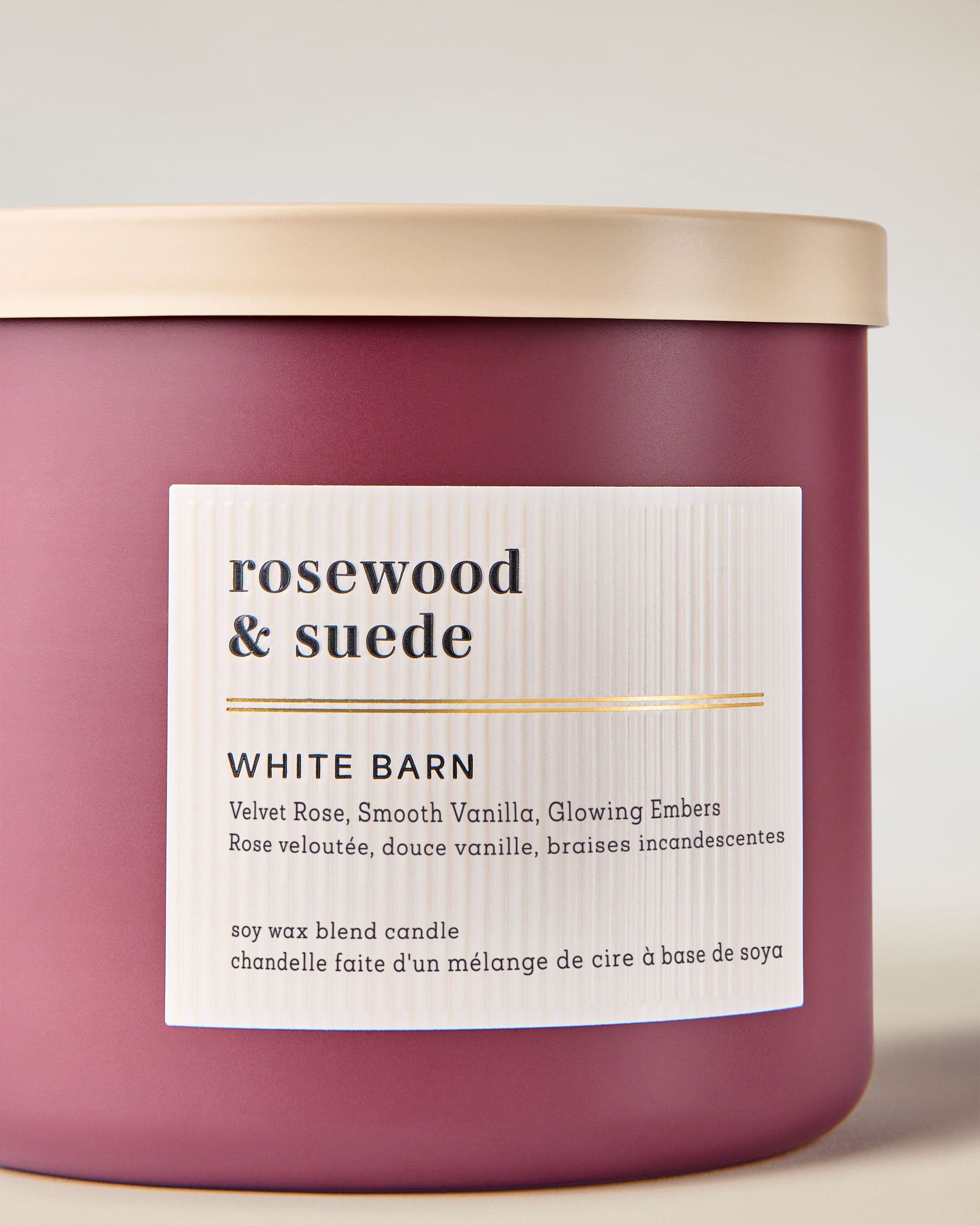 Lumânare burgundy White Barn Rosewood & Suede – sticlă mată și aromă floral‑vanilată rafinată.