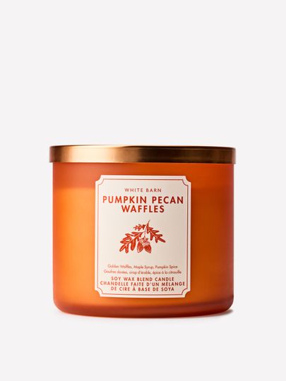 Lumânare parfumată White Barn Pumpkin Pecan Waffles din amestec de ceară de soia, 3 fitiluri