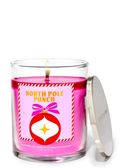 Vonné svíčky „North Pole Punch” s etiketou zobrazující červenou vánoční ozdobu, Bath & Body Works.