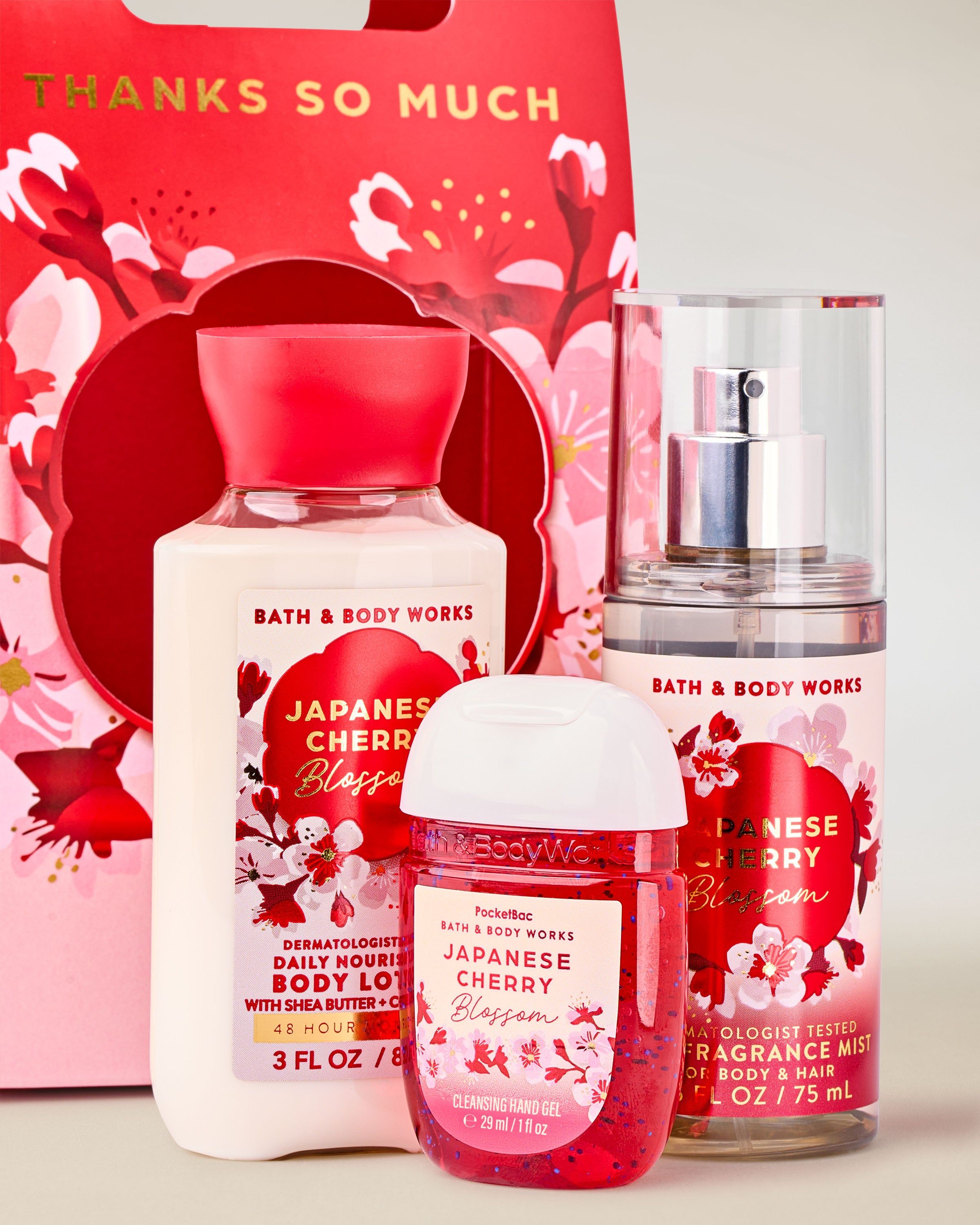 Setul cadou Japanese Cherry Blossom cu spray, loțiune și gel pentru mâini, prezentat într-un ambalaj decorativ, gata pentru oferit.