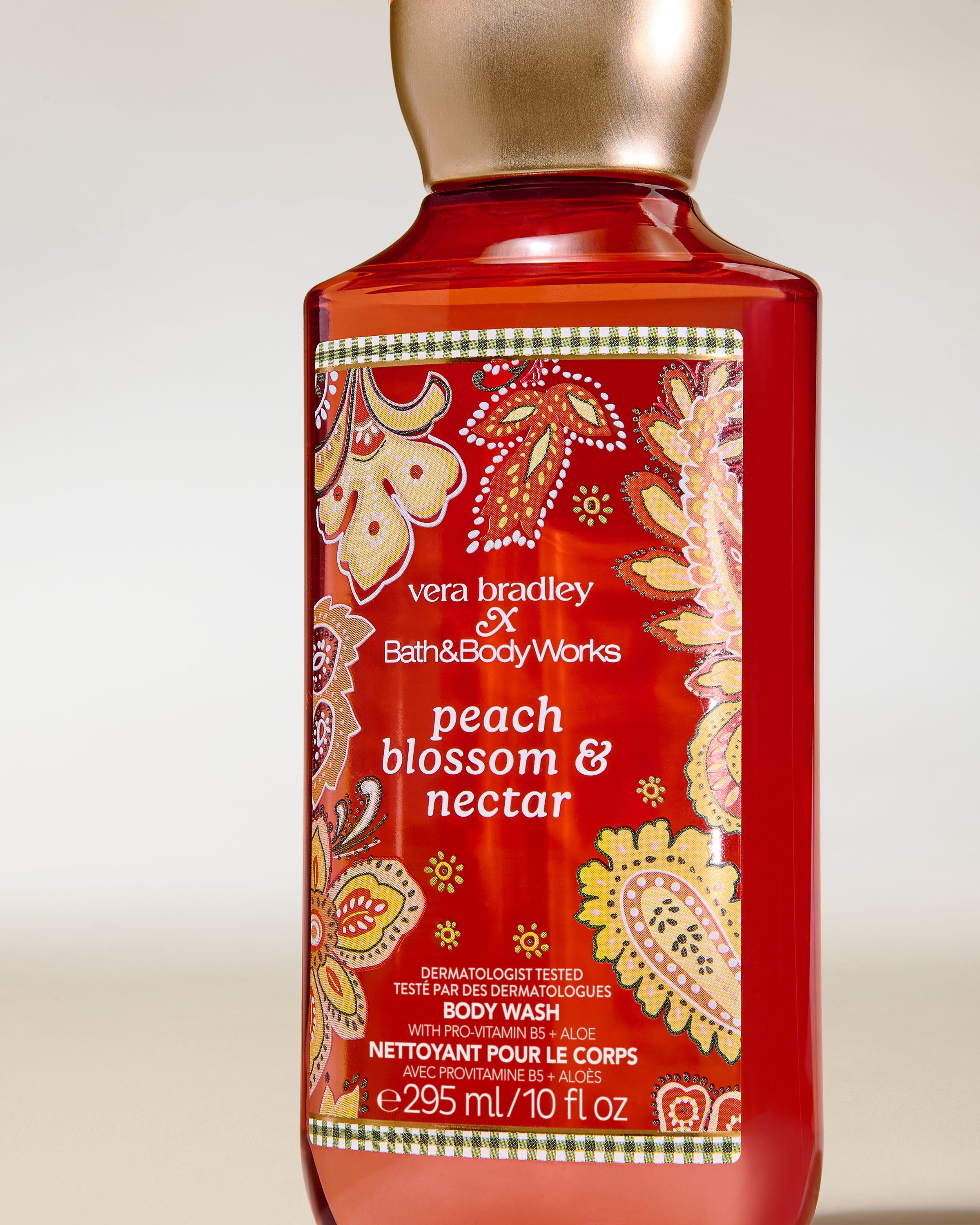 Bath & Body Works Peach Blossom & Nectar – gel de duș într-un flacon decorat cu motiv floral și de piersici.