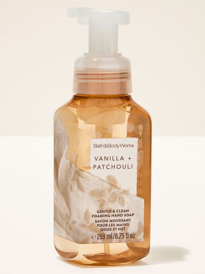 Săpun spumant pentru mâini Vanilla + Patchouli de la Bath & Body Works, flacon chihlimbar cu pompiță și etichetă minimalistă.