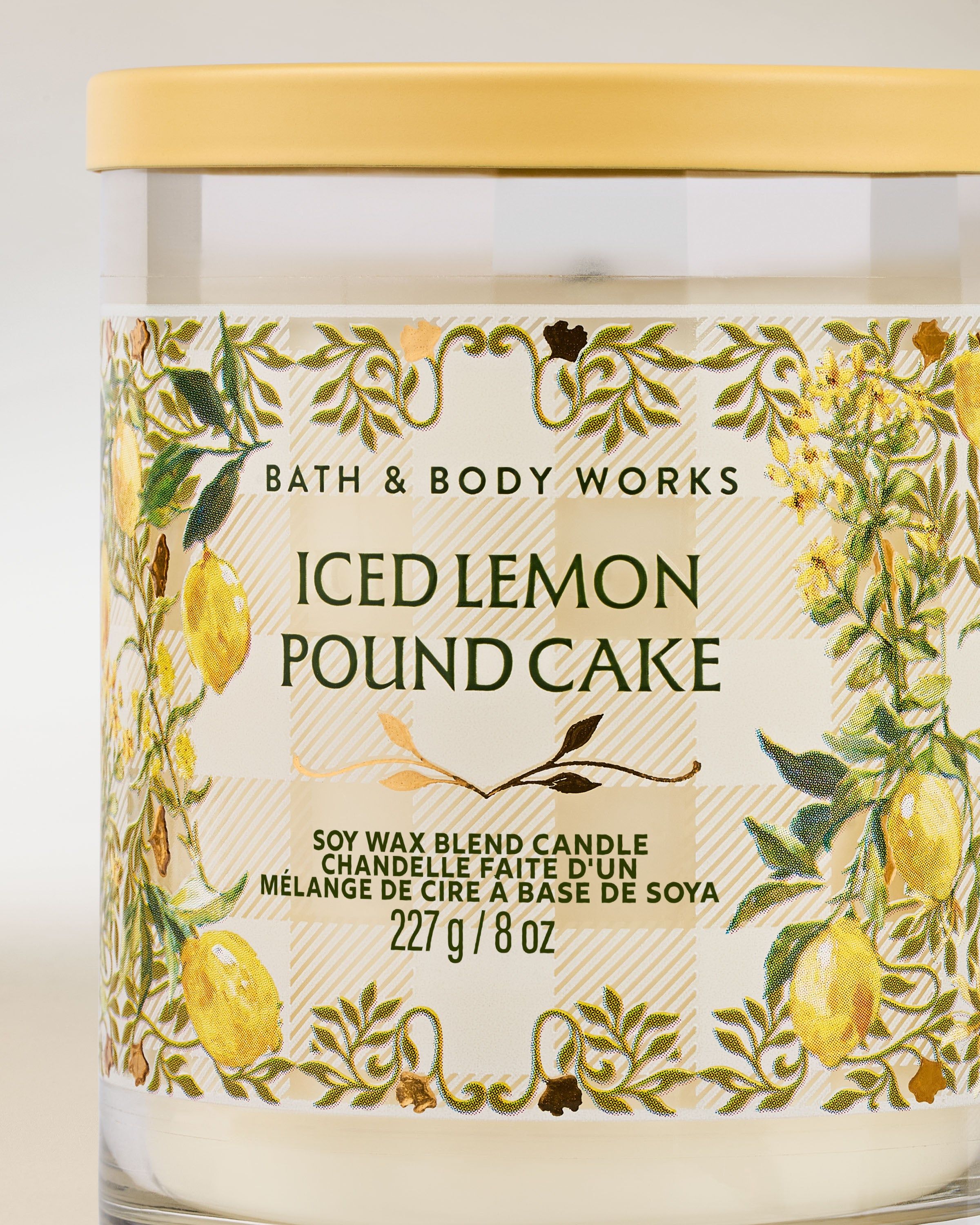 Lumânare parfumată Bath & Body Works Iced Lemon Pound Cake 227 g, în recipient din sticlă cu motiv de lămâi.