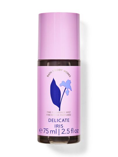 Spray de corp parfumat Bath & Body Works Delicate Iris 75 ml, roz deschis. Pe etichetă este un model albastru de iris.