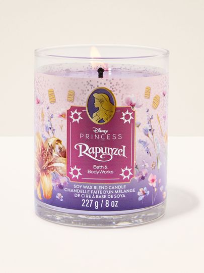 Lumânarea Rapunzel din colecția Disney Princess — design mov cu flori și felinare, plin de farmec de basm.