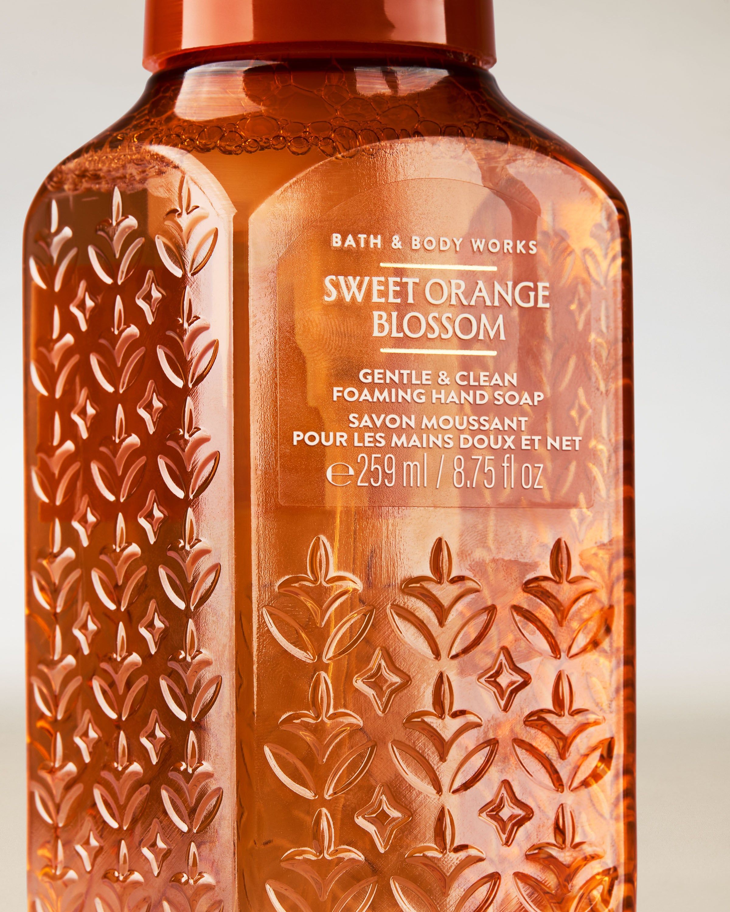 Săpun spumă pentru mâini Bath & Body Works Sweet Orange Blossom 259 ml, în flacon portocaliu cu pompă.