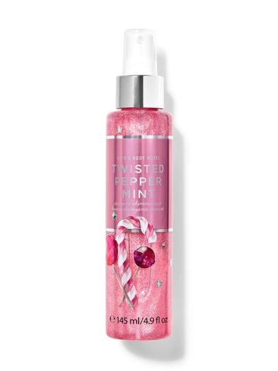 Rozjasňující vonná mlha Twisted Peppermint v růžové lahvi se vzorem cukrové hole. Bath&Body Works.