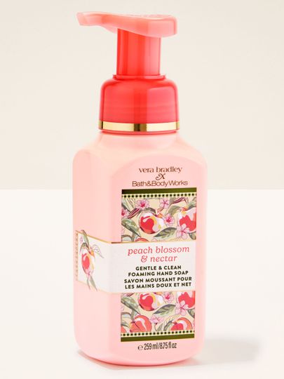 Bath & Body Works Peach Blossom & Nectar – săpun spumant pentru mâini, într-un flacon roz cu pompă.
