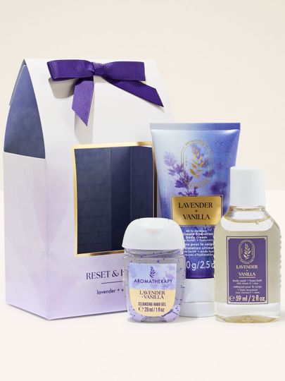 Set Aromatherapy Lavender + Vanilla Bath & Body Works – kit relaxant cu arome de lavandă și vanilie.