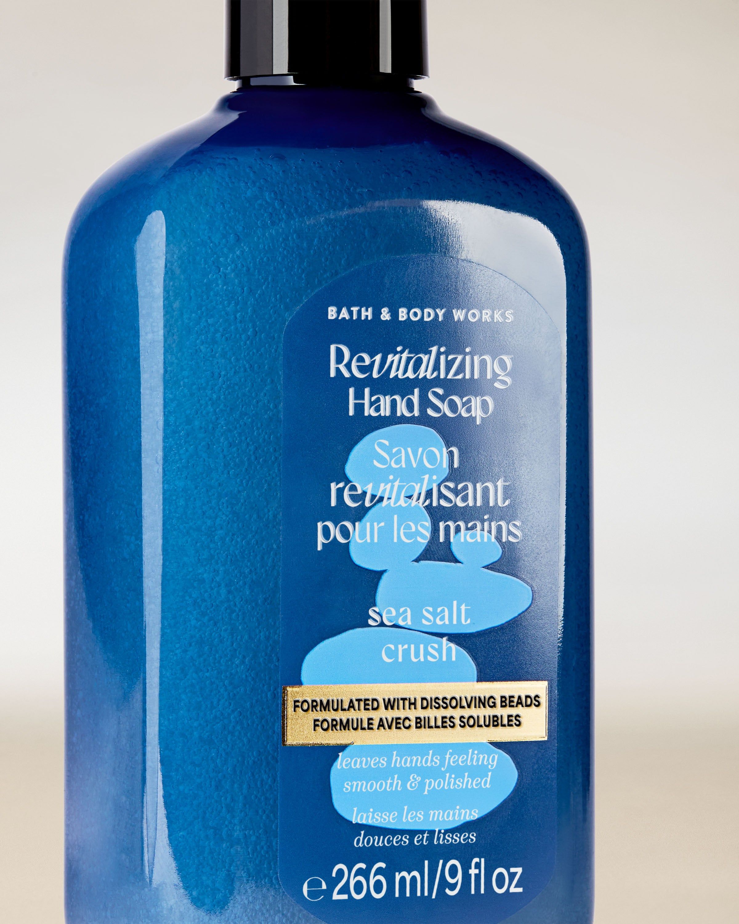 Gel pentru mâini Bath & Body Works Sea Salt Crush 266 ml, în flacon albastru cu pompă.