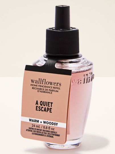 Rezerve Wallflowers A Quiet Escape – aromă caldă și lemnoasă ce aduce liniște și confort în orice încăpere.