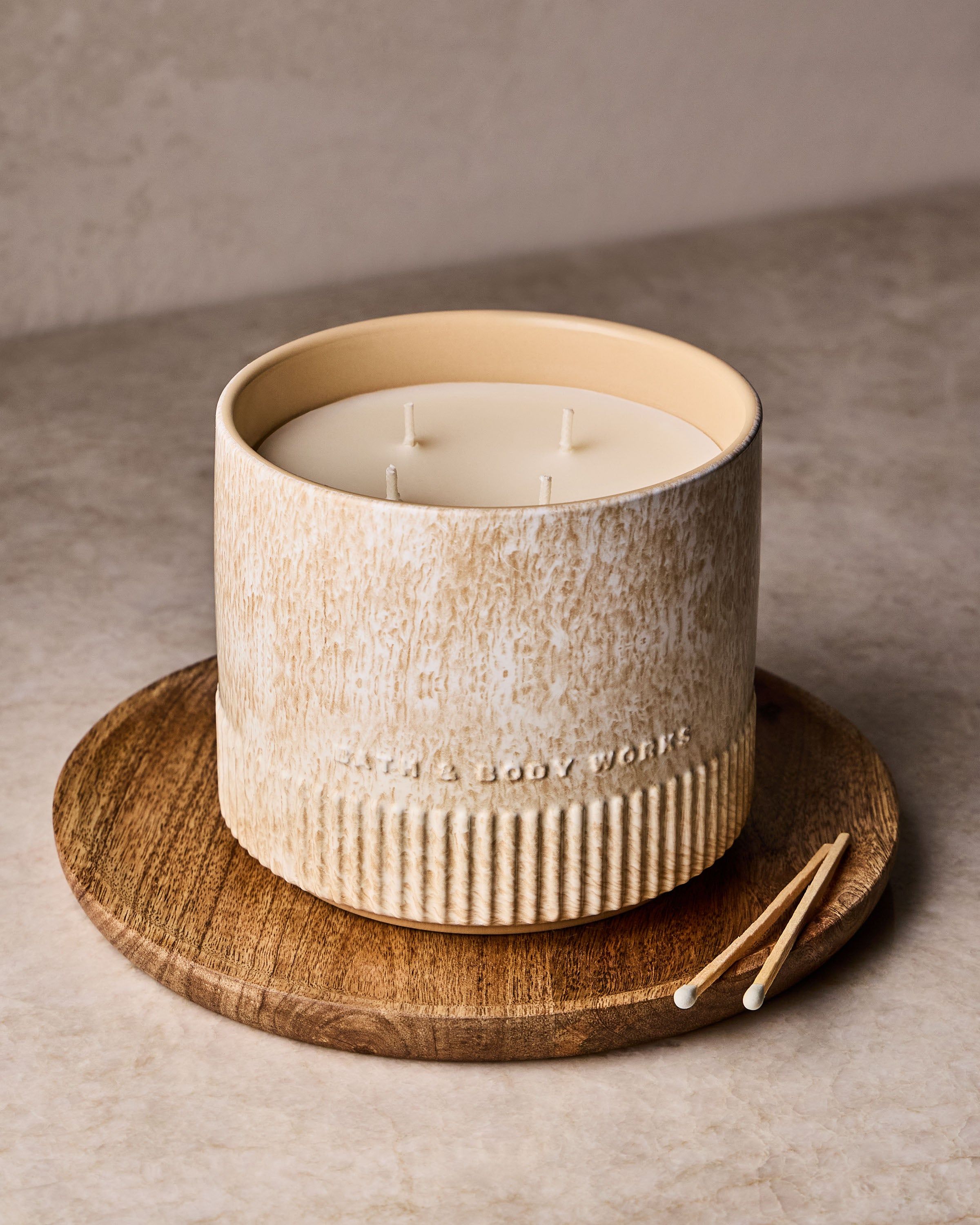 Lumânare parfumată Bath & Body Works cu 4 fitiluri într-un recipient ceramic