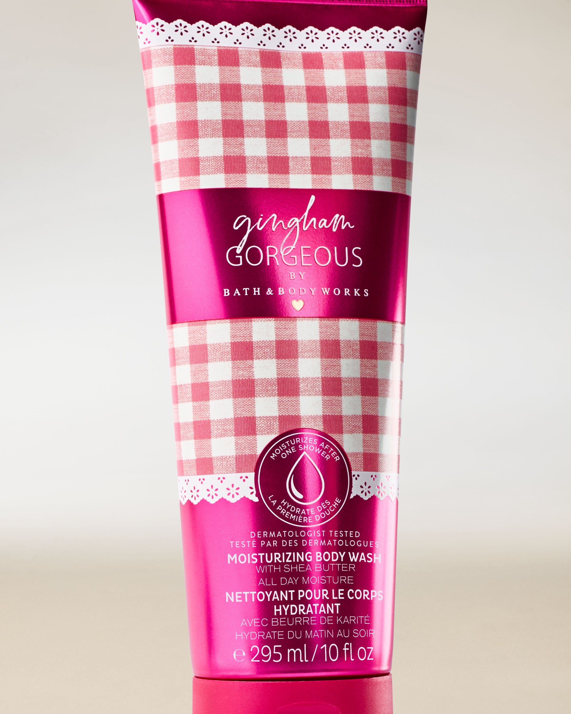 Gel de duș cremos Bath & Body Works Gingham Gorgeous 295 ml, în tub roz cu model gingham.