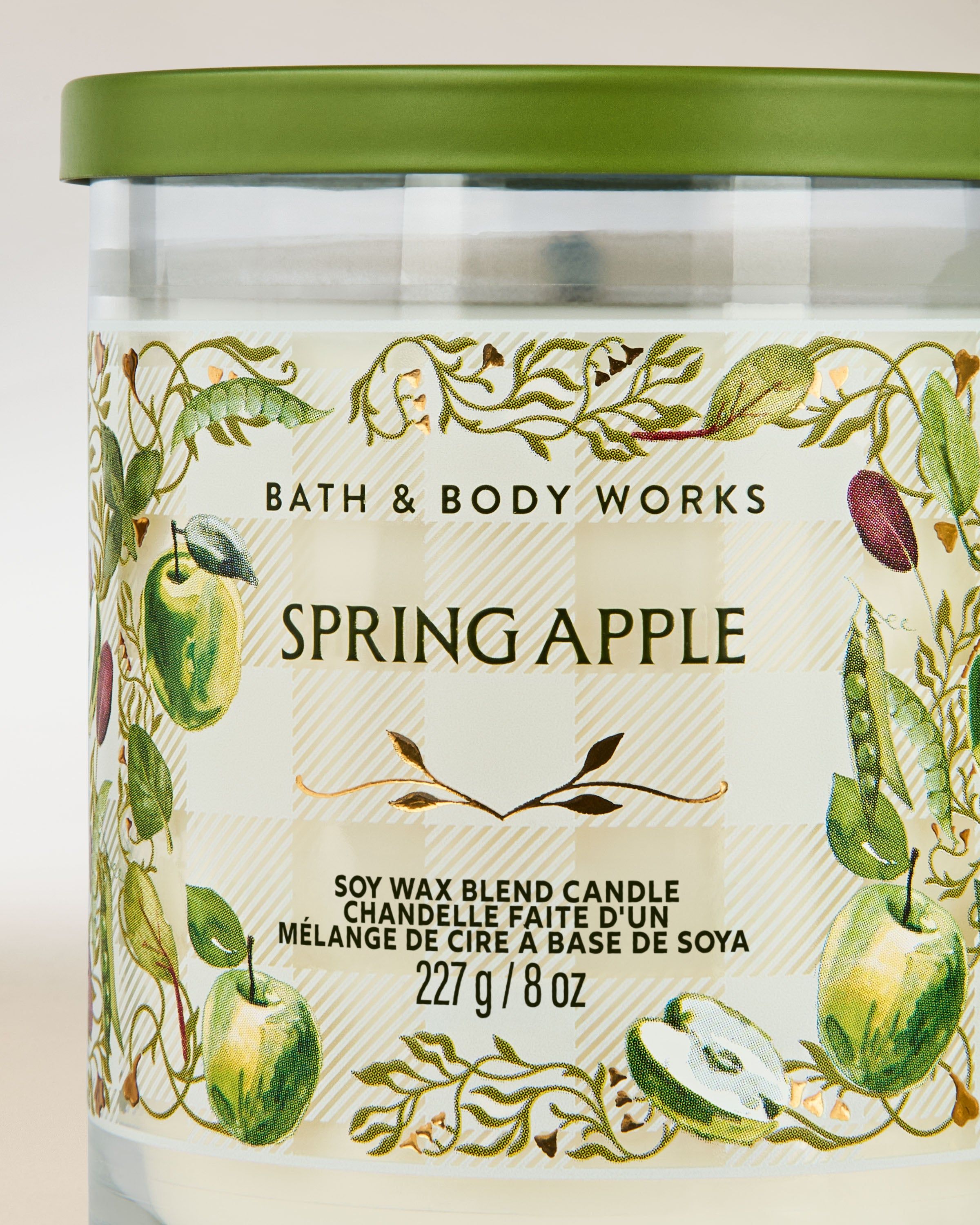 Lumânare parfumată Bath & Body Works Spring Apple 227 g, în recipient din sticlă cu motiv de mere verzi.
