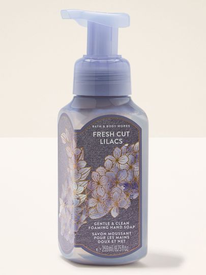 Spumă pentru mâini Bath & Body Works „Fresh Cut Lilacs” — sticlă mov cu flori de liliac.