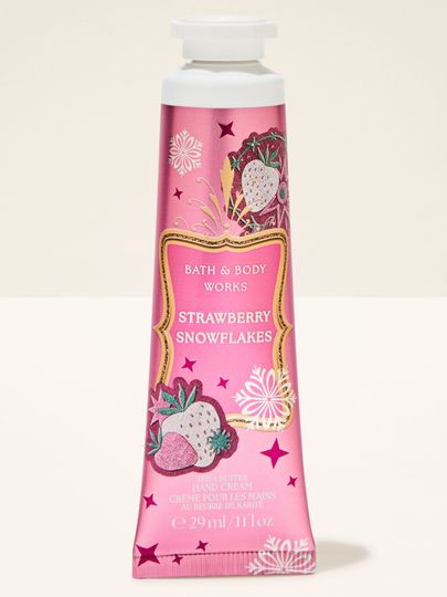 Cremă pentru mâini Strawberry Snowflakes Bath & Body Works cu motiv de căpșuni, stele și fulgi de zăpadă