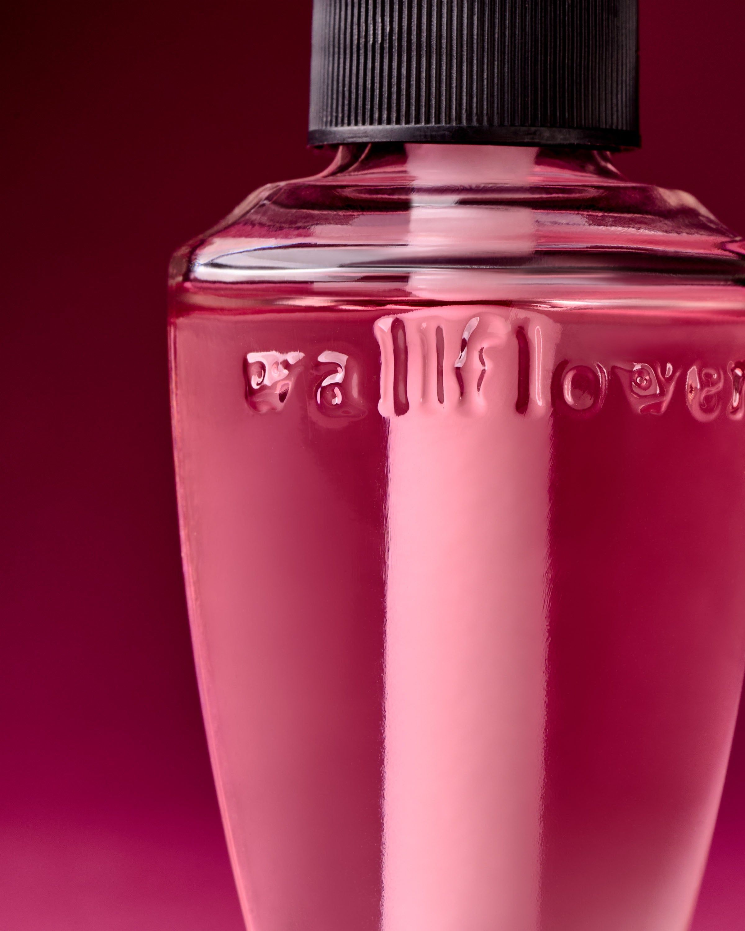 Bath & Body Works Wallflowers – rezervă roz cu logo embosat în sticluță elegantă și translucidă