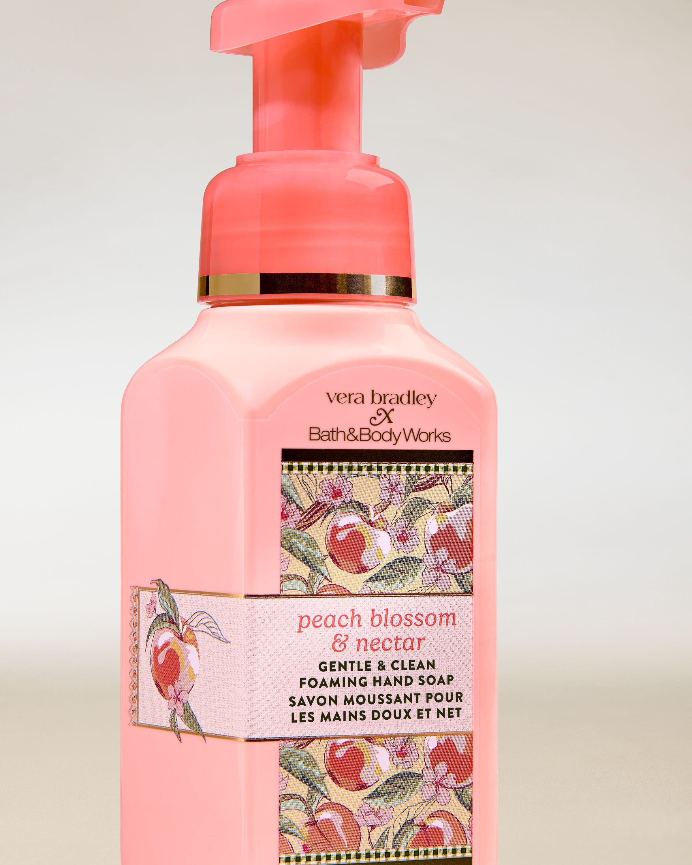 Bath & Body Works Peach Blossom & Nectar – săpun spumant pentru mâini, într-un flacon roz cu pompă.