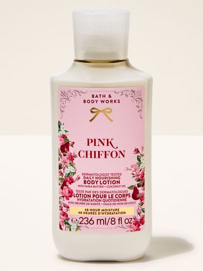 Loțiune de corp Pink Chiffon de la Bath & Body Works, flacon deschis cu capac flip-top și etichetă romantică, florală.