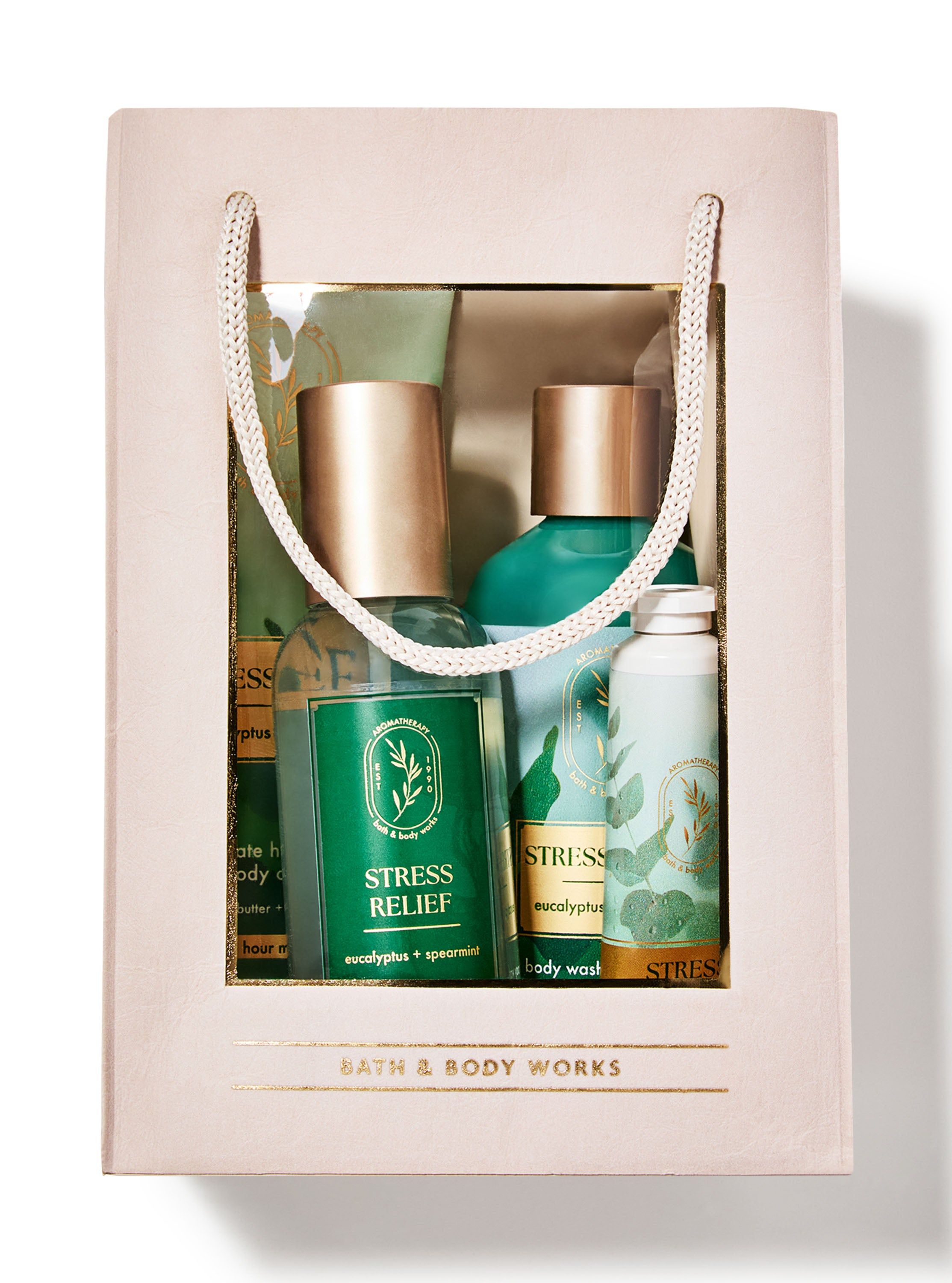 Set cadou ambalat Bath & Body Works "Stress Relief" (Eucalyptus & Spearmint) în pungă roz deschis.