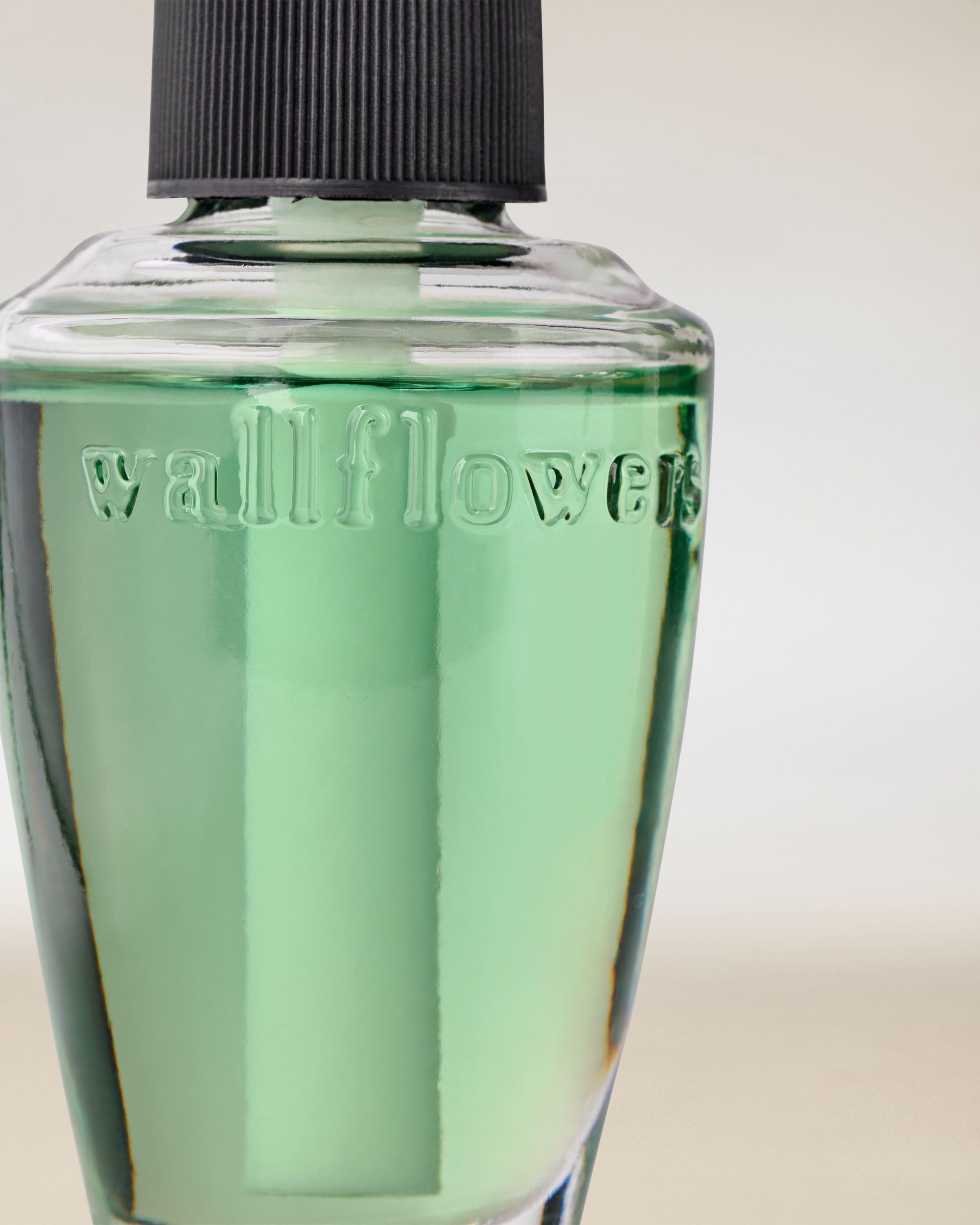 Rezerve pentru priză Wallflowers cu ulei verde pentru difuzor electric de aromă.