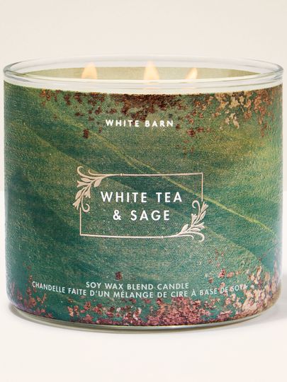 Lumânare White Barn White Tea & Sage – sticlă verde texturată și aromă proaspătă, herbal‑ceai.