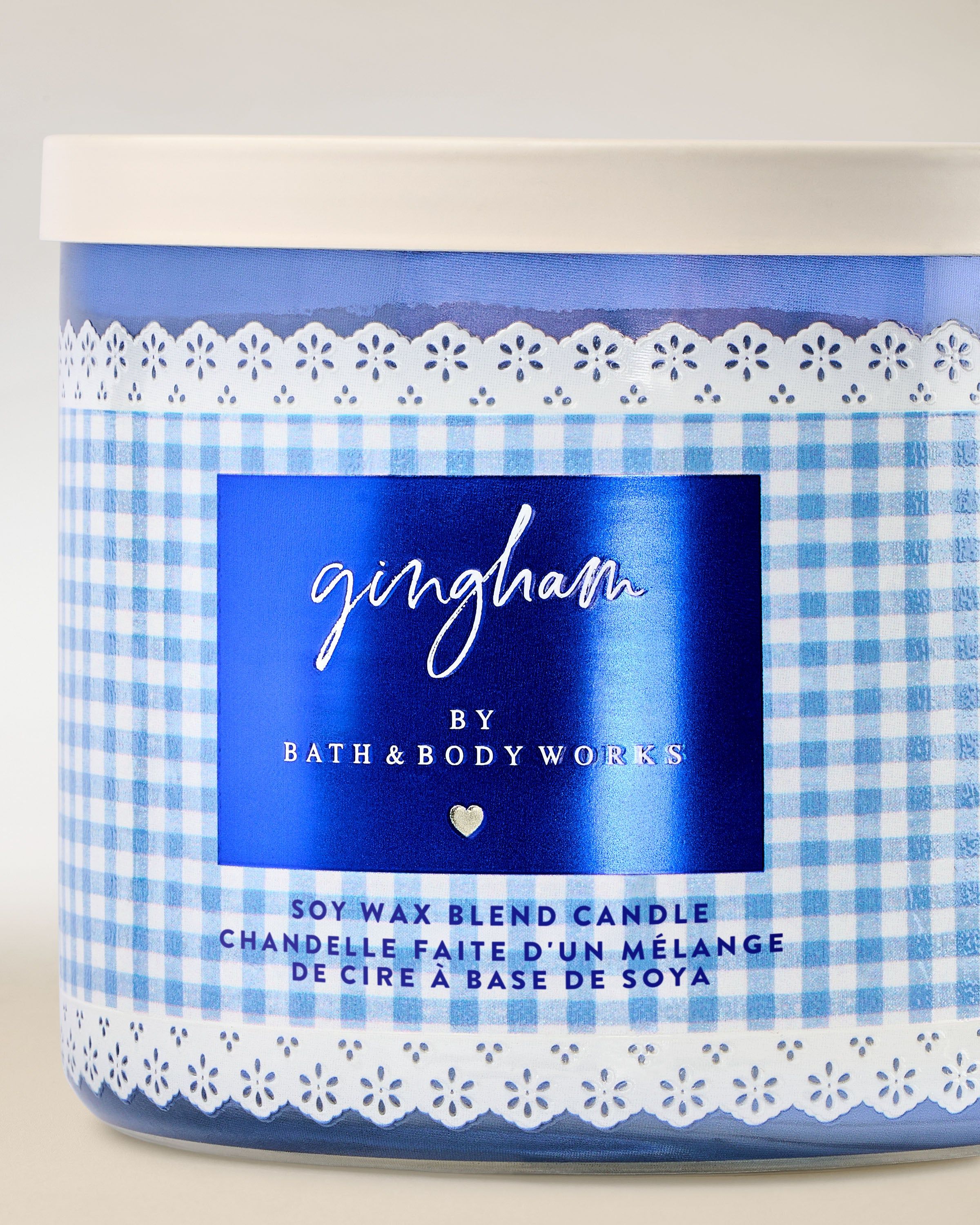 Lumânare parfumată cu 3 fitiluri Bath & Body Works Gingham, în recipient din sticlă cu model gingham albastru.