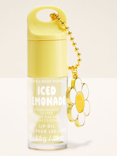 Ulei de buze Bath & Body Works Iced Lemonade 2,5 g, în ambalaj galben cu breloc decorativ.