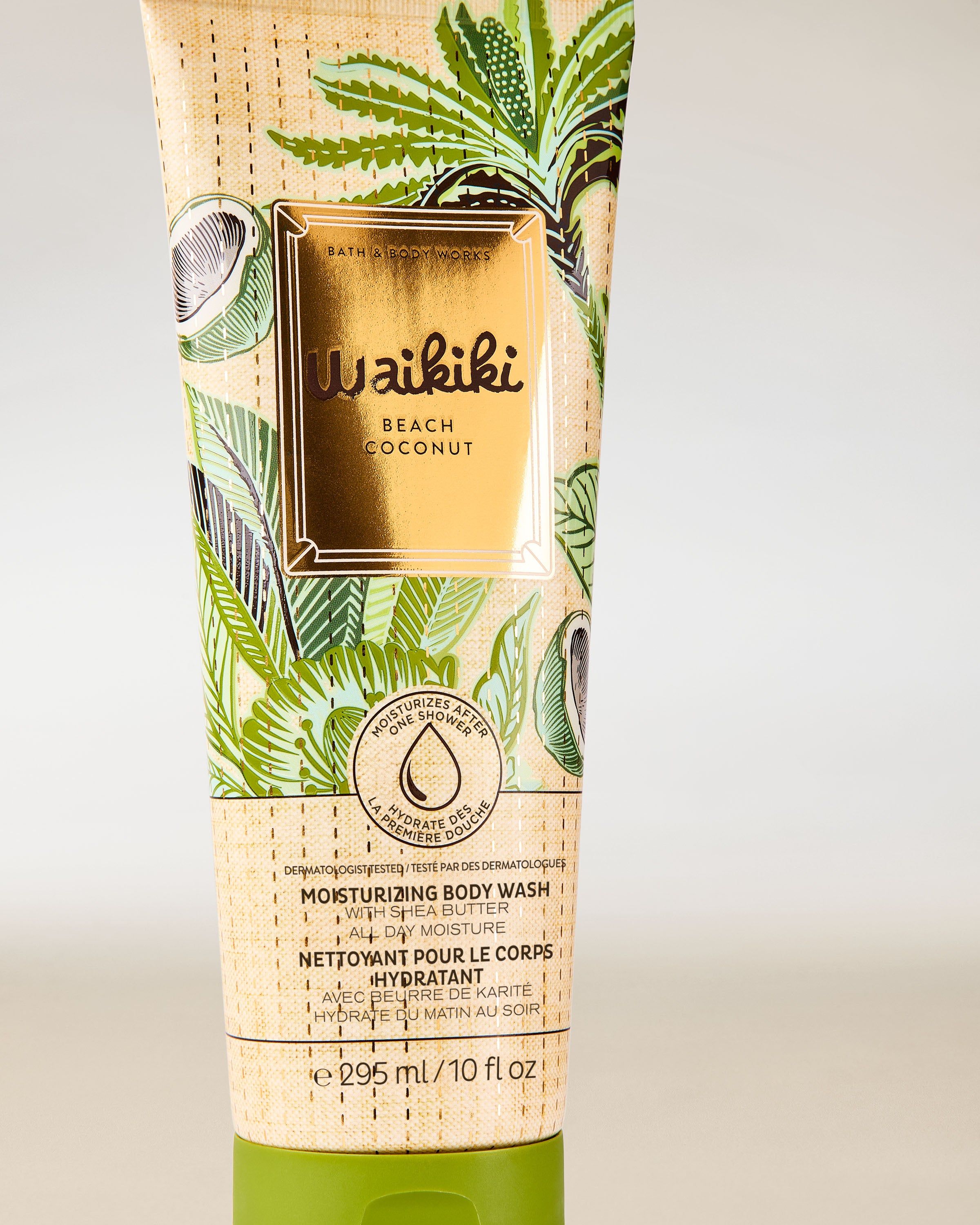 Nawilżający żel pod prysznic Waikiki Beach Coconut w tubie z zielonymi tropikalnymi liśćmi i kokosowym motywem.