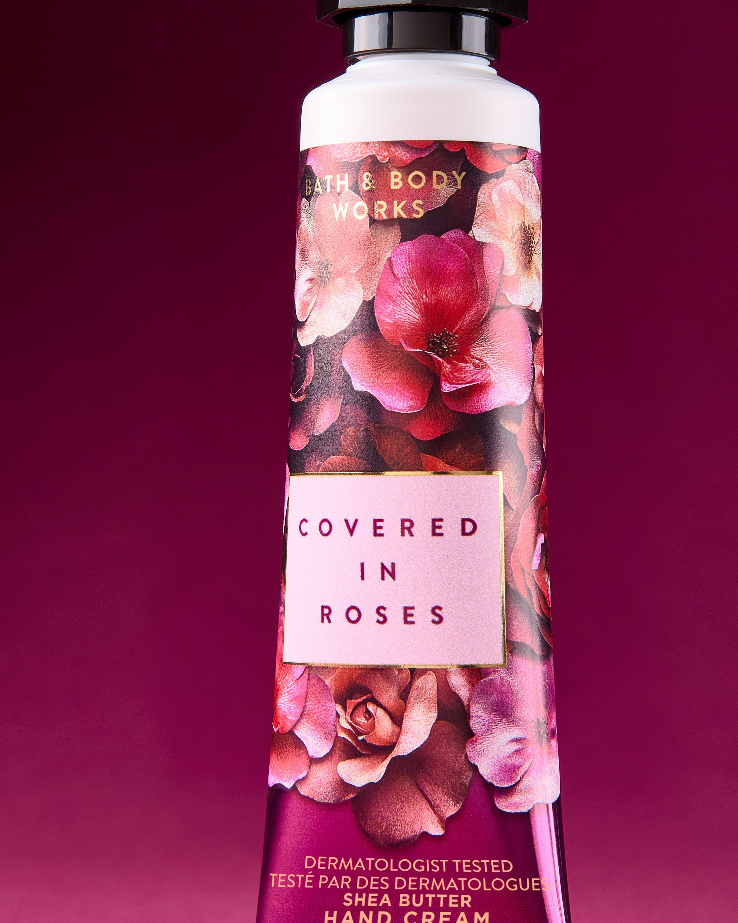 Cremă de mâini Covered in Roses Bath & Body Works în tub elegant cu design floral întunecat